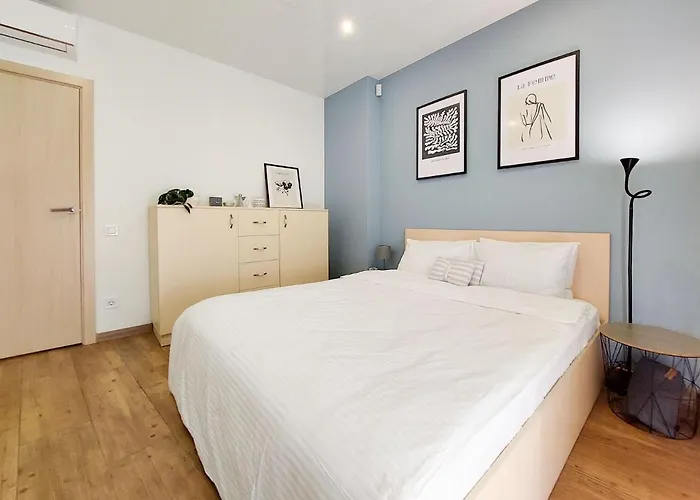 Monro Apartment