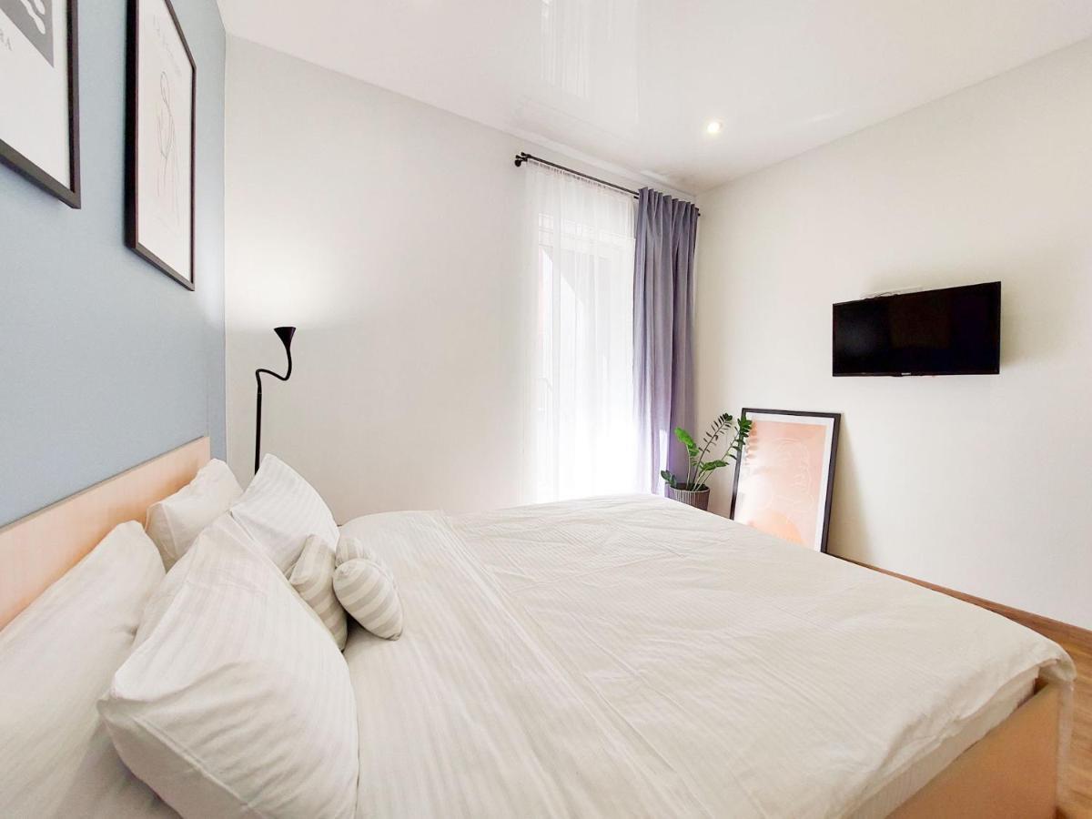 Monro Apartment *