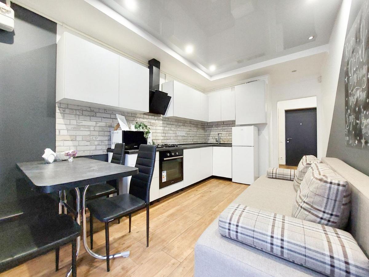 Monro Apartment *